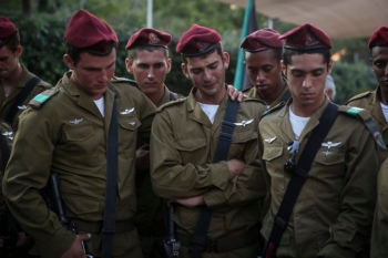 Israeli soldiers attending a ceremony at the Mount Herzl Military Cemetery in Jerusalem honoring Lee Matt, who died in July while fighting in Gaza, Aug. 21, 2014. (Hadas Parush/Flash90)