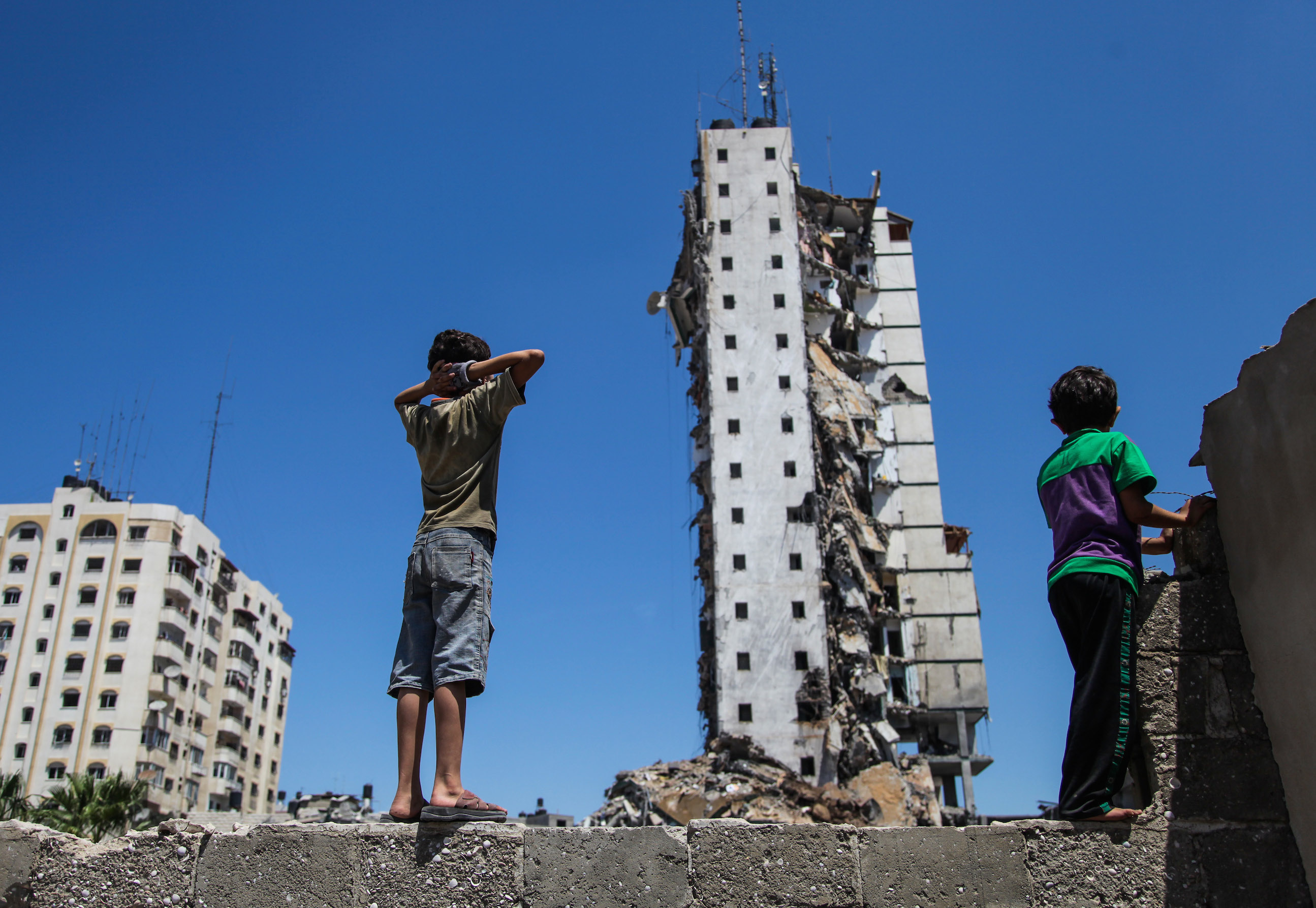 Palestinians viewing a building in Gaza City witnesses said was destroyed by an Israeli airstrike, Aug. 26, 2014. (Emad Nassar/Flash90)