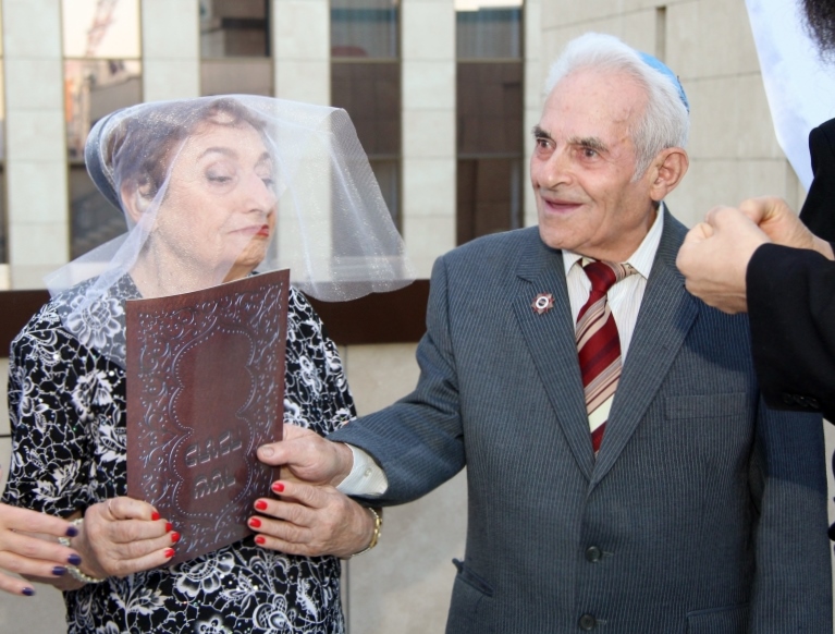 Liliya Menasheva Sadovski and Kim Boruchovitch were among 19 Jewish couples wed in Jewish ceremonies in Dnepropetrovsk's Menora Center, Sept. 14, 2014. (Courtesy of the Jewish Community of Dnepropetrovsk)