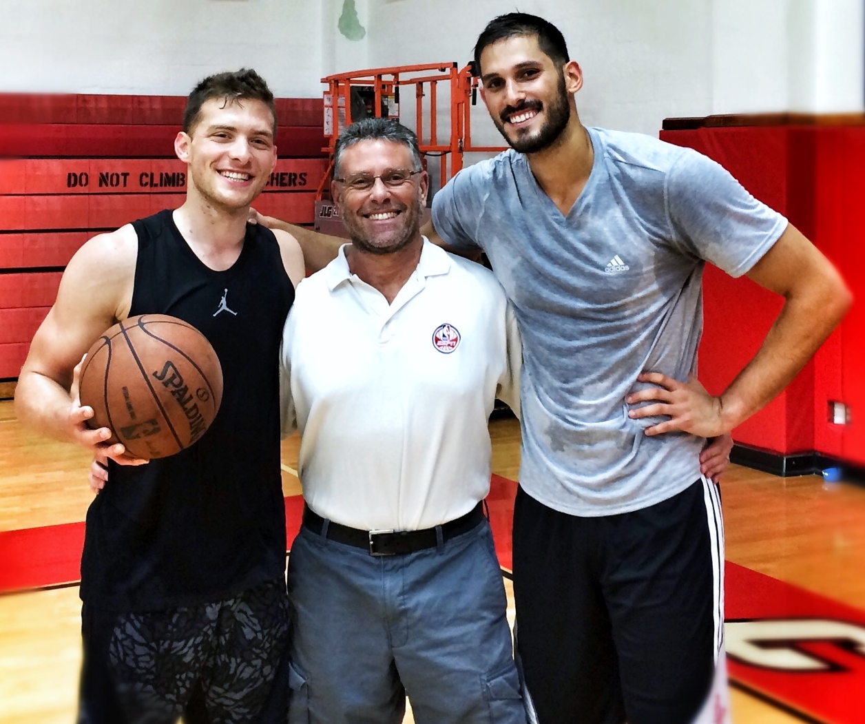 Trainer David Thorpe is flanked by two of his pupils, Israeli NBAers Gal Mekel, left, and Omri Casspi. (Courtesy David Thorpe)