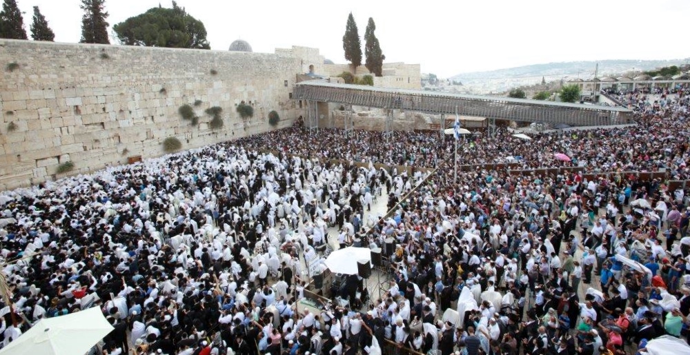 Tens of thousands of Jewish worshippers at the Western Wall offering Sukkot prayers, Oct. 12, 2014. (Courtesy Office of the Rabbi of the Western Wall)