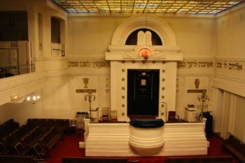 The interior of Rue Copernic Synagogue. Wikimedia Commons)