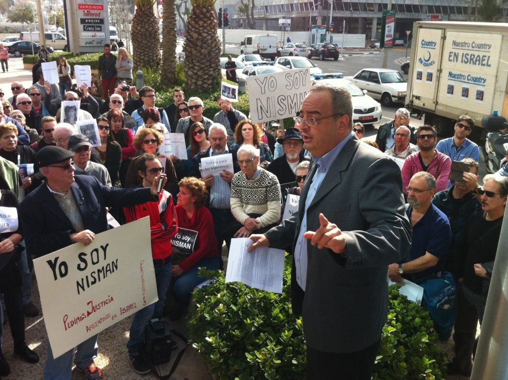 Argentine Jews rally outside the Argentine Embassy in Tel Aviv Friday to protest the death of AMIA prosecutor Alberto Nisman. (Jose Andres Lacko)