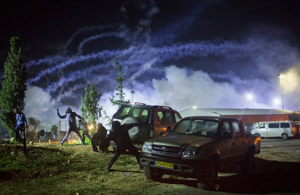 Protestors clash with Israeli police following the funeral of Sami al-Ja'ar in Rahat in southern Israel, Jan. 18, 2015. (Activestills.org)