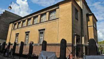 Copenhagen's main synagogue, where a guard was shot and killed Saturday (Wikimedia Commons)