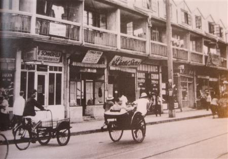 A street in the Shanghai Jewish Ghetto circa 1943. (Wikimedia Commons)