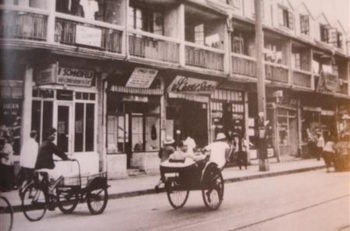 People moving along a street in the Shanghai Jewish Ghetto circa 1943. (Wikimedia Commons)