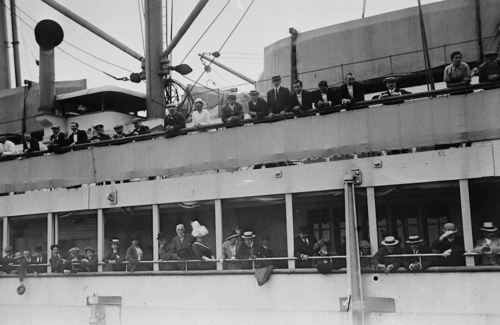 Passengers on board the S.S. Imperator arriving in New York City, June 19, 1913. (Library of Congress)