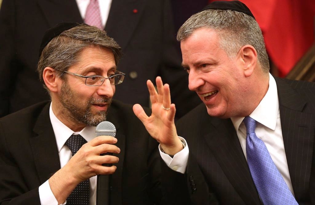 French Chief Rabbi Haim Korsia, left, and New York City Mayor Bill de Blasio a Park East Synagogue in New York, Feb. 19, 2015. (Spencer Platt/Getty Images)