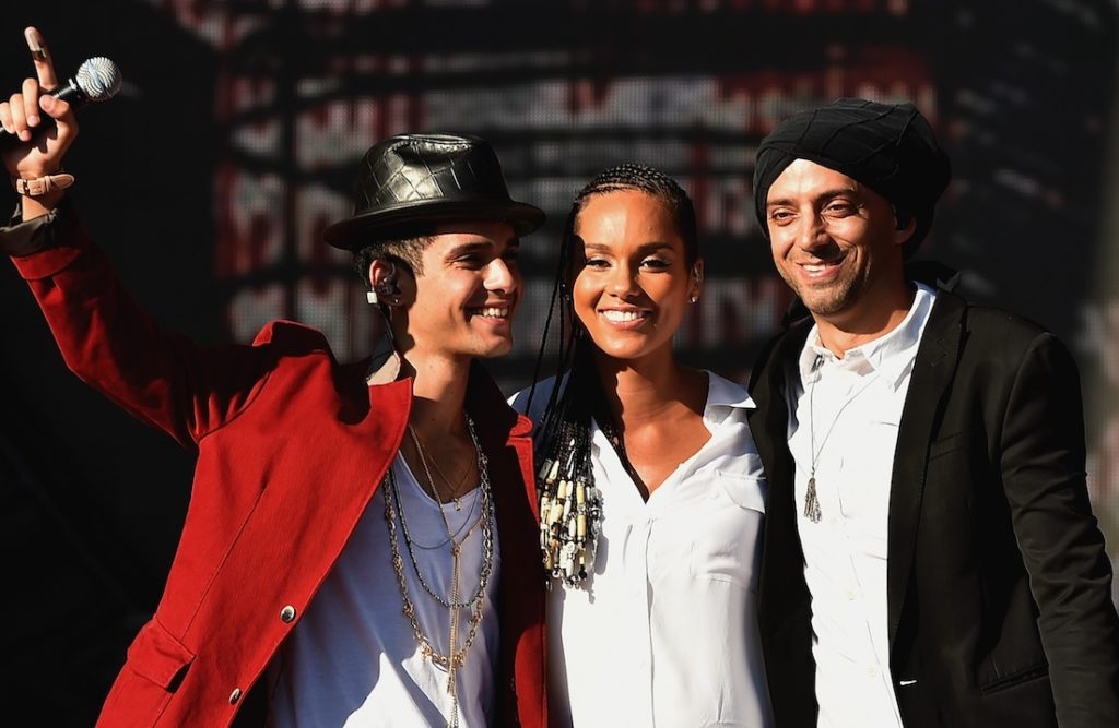 Palestinian musician Ali Amir-Kanoon, Israeli artist Idan Raichel, right, and American Alicia Keys performing at the 2014 Global Citizen Festival in New York, Sept. 27, 2014. (Theo Wargo/Getty Images for Global Citizen Festival)