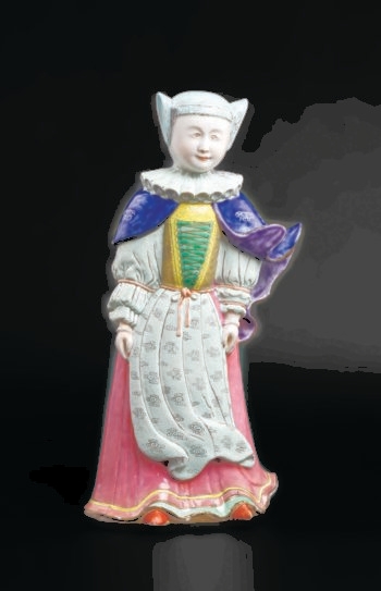 Figure of a standing woman dressed in the formal clothes of the 16th-century Frankfurt Jewish community. (Courtesy of Cohen & Cohen) 