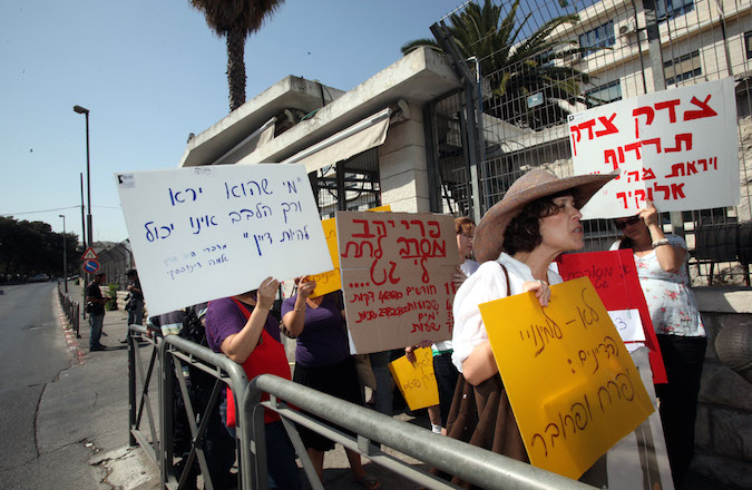 Women protest outside the Justice ministry in Jerusalem, regarding women bound in marriages by a husband who refuses to grant a divorce. (Yossi Zamir/Flash90)