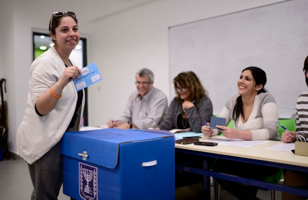 An Israeli woman voting at a polling station in Tel Aviv, March 17, 2015. (Tomer Neuberg/Flash90)