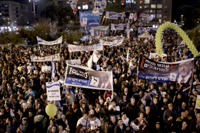 Right-wing backers rally in Tel Aviv's Rabin Square in support of Prime Minister Benjamin Netanyahu two days before Election Day, March 15, 2015. (Tomer Neuberg/Flash90) 