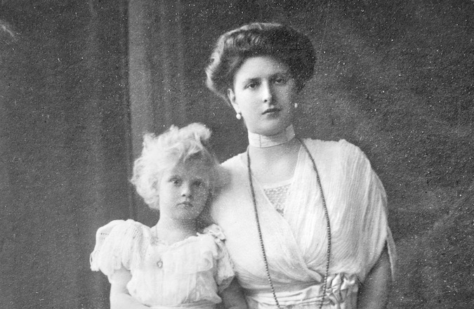 Queen Elizabeth II's mother-in-law, (Wikimedia Commons)