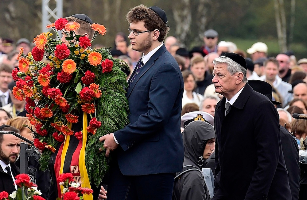 German President Joachim Gauck, right, attending a ceremony to commemorate the 70th anniversary of the liberation of the Bergen-Belsen concentration camp, April 26, 2015. (Alexander Koerner/Getty Images) 