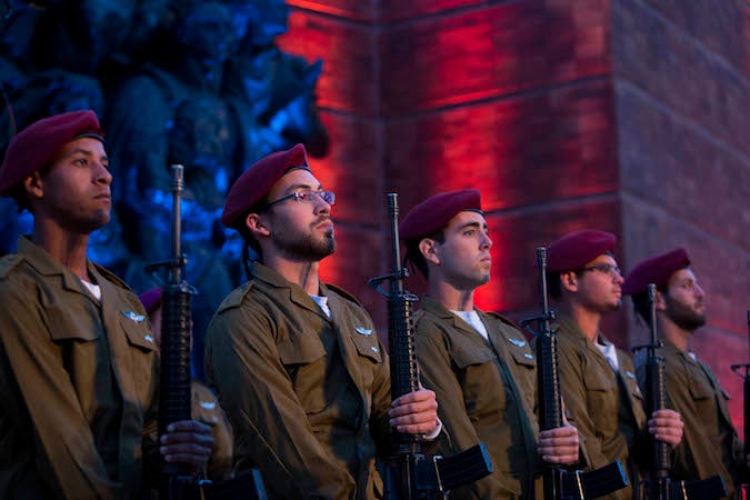 Israeli soldiers stand below a monument at a ceremony held at the Yad Vashem Holocaust Memorial Museum in Jerusalem, as Israel marks annual Holocaust Remembrance Day, April 15, 2015. (Yonatan Sindel/Flash90)