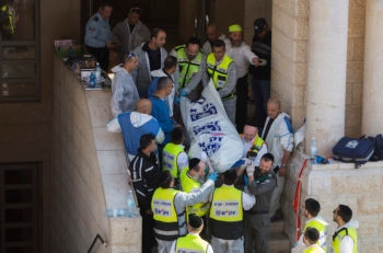 Israeli police respond to the terrorist attack on a synagogue in Har Nof, Jerusalem on November 18, 2014. (Yonatan Sindel/Flash90)