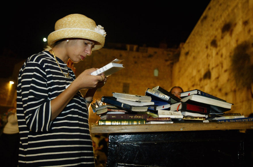 An Israeli woman prays, reading from the Torah (Paula Bronstein/ Getty Images)