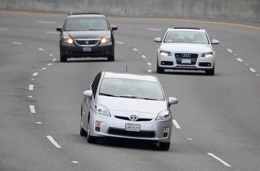 Cars on a California highway: Israeli Prof. Warren Brodsky studied the way music affected the driving of 85 teenagers. (Justin Sullivan/Getty Images)