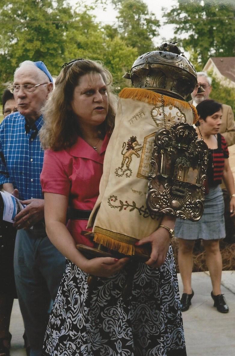 Lori Beth Susman carries Torah at new Beth Israel, May 28, 2009. (Congregation Beth Israel)