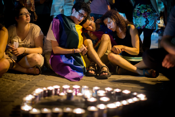 Some of the participants mourning at a Jerusalem vigil for Shira Banki, the teenager who died three days after being stabbed at the Jerusalem gay pride parade, Aug. 2, 2015. (Yonatan Sindel/Flash90) 