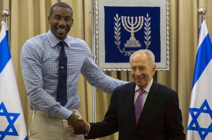 NBA player Amar'e Stoudemire, left, with former Israeli President Shimon Peres at the President's residence in Jerusalem on July 18, 2013. (Yonatan Sindel/Flash90)
