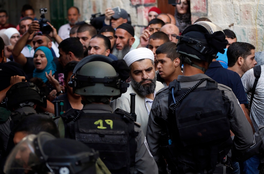 Israeli police block Palestinian worshippers and protesters in the Old City of Jerusalem, during riots in and around the Al Aqsa Mosque compound on September 13, 2015. (Flash90)
