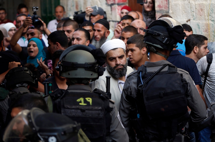 Israeli police block Palestinian worshippers and protesters in the Old City of Jerusalem, during riots in and around the Al Aqsa Mosque compound on September 13, 2015.  (Flash90)