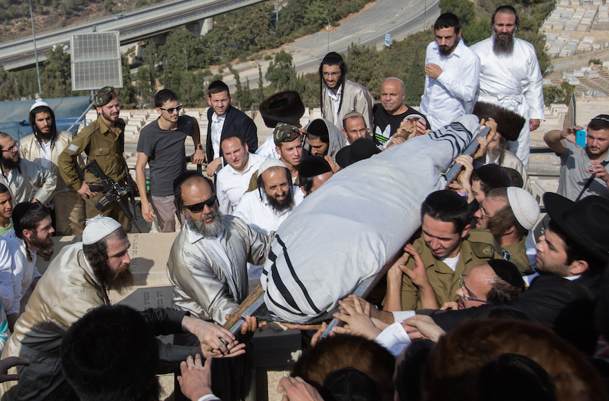 Friends and family carrying the body of Aharon Banita, who was stabbed to death by a Palestinian man in the Old City, during his funeral at Har Hamenuchot Cemetery in Jerusalem, October 4, 2015. (Yonatan Sindel/Flash90)