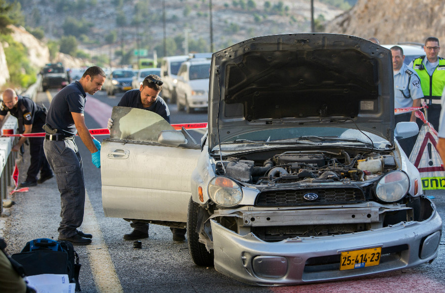 Police and forensic team at the scene of an attempted suicide bombing near Ma'ale Adumim, just east of Jerusalem, on Oct.11, 2015. (Yonatan Sindel/Flash90)
