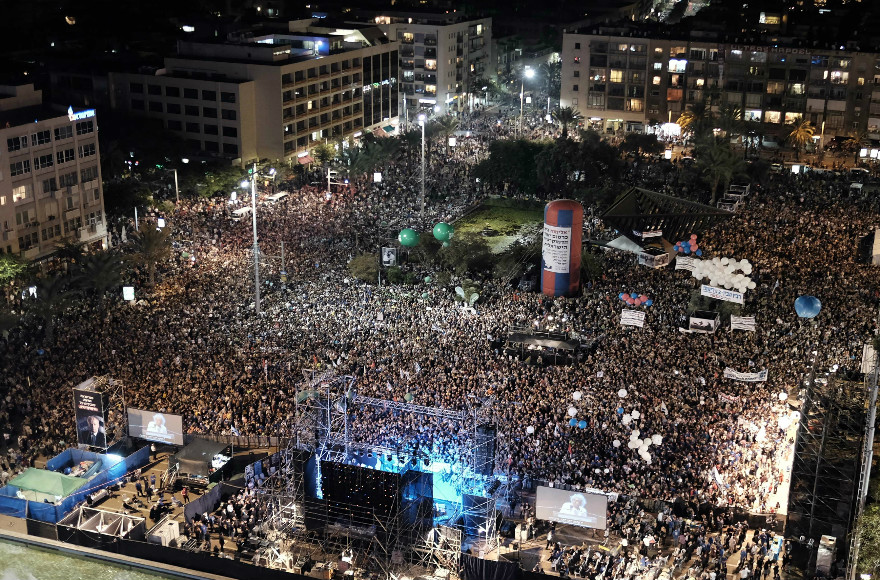 Some 100,000 attend a rally marking the 20th anniversary of the assassination of Israeli Prime Minister Yitzhak Rabin in the same Tel Aviv square in which he was killed during a peace rally. (Flash90/Tomer Neuberg) 