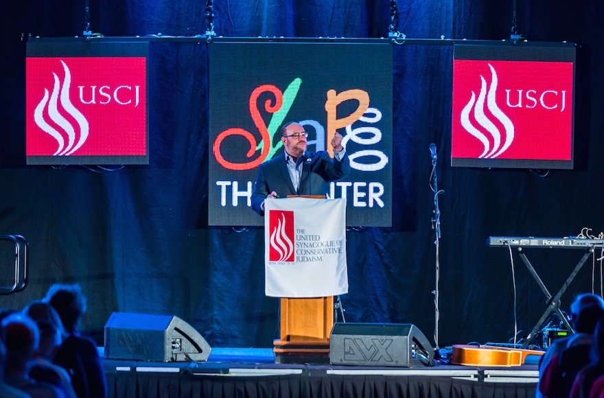 Rabbi Steven Wernick, CEO of the United Synagogue of Conservative Judaism, speaks at the group's conference in a Chicago suburb, Nov. 15, 2015. (Courtesy of USCJ)