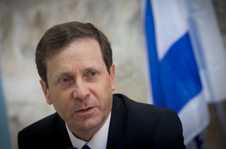 Opposition leader Isaac Herzog speaking to foreign press in Jerusalem, Feb. 24, 2015. (Miriam Alster/Flash90)