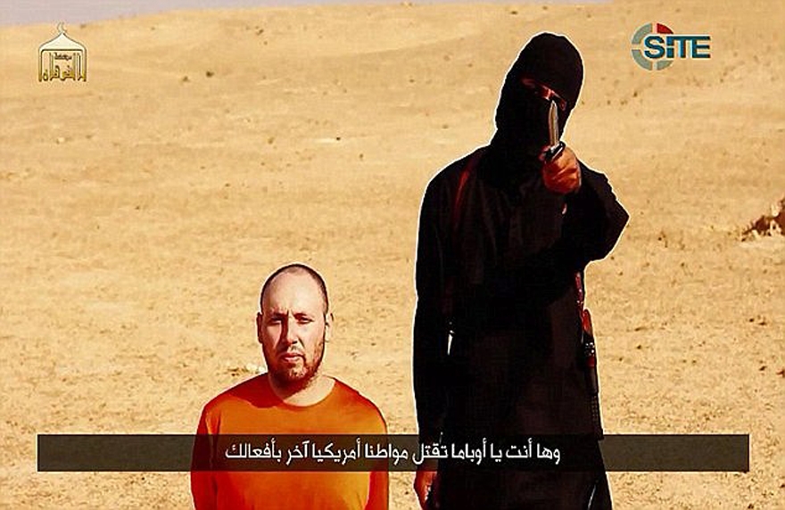 A video believed to show Mohammed Emwazi with U.S.-Israeli citizen Steven Sotloff. (Screen capture from a video released by IS terrorists)
