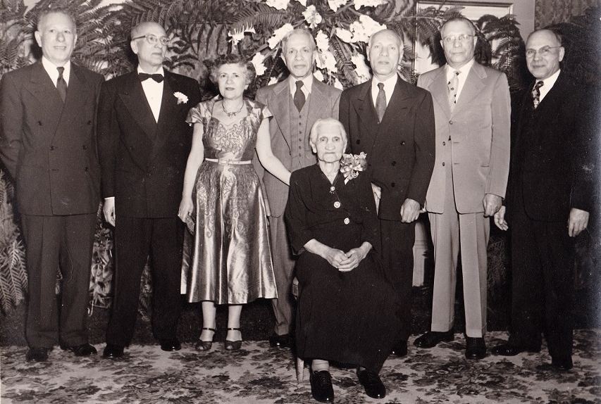 Seven of the nine Wender siblings assembled on March 23, 1953, at a Jewish social hall in Atlanta for the wedding of Jan Harris Rabinowitz’s parents. (Courtesy of Jan Harris Rabinowitz)