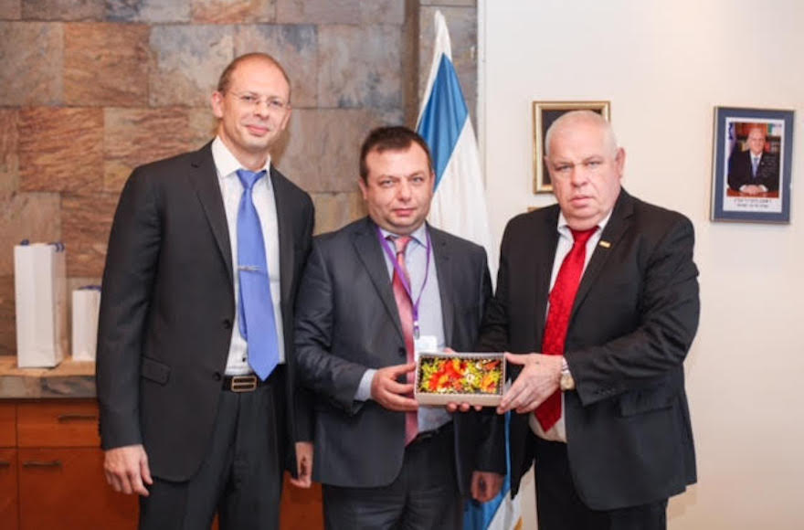 Israel's honorary consul in Ukraine, Oleg Vyshniakov, left, posing with officials from the Ukrainian parliament at the Knesset in Jerusalem, Dec. 16, 2015. (Dmitry Spicheko)