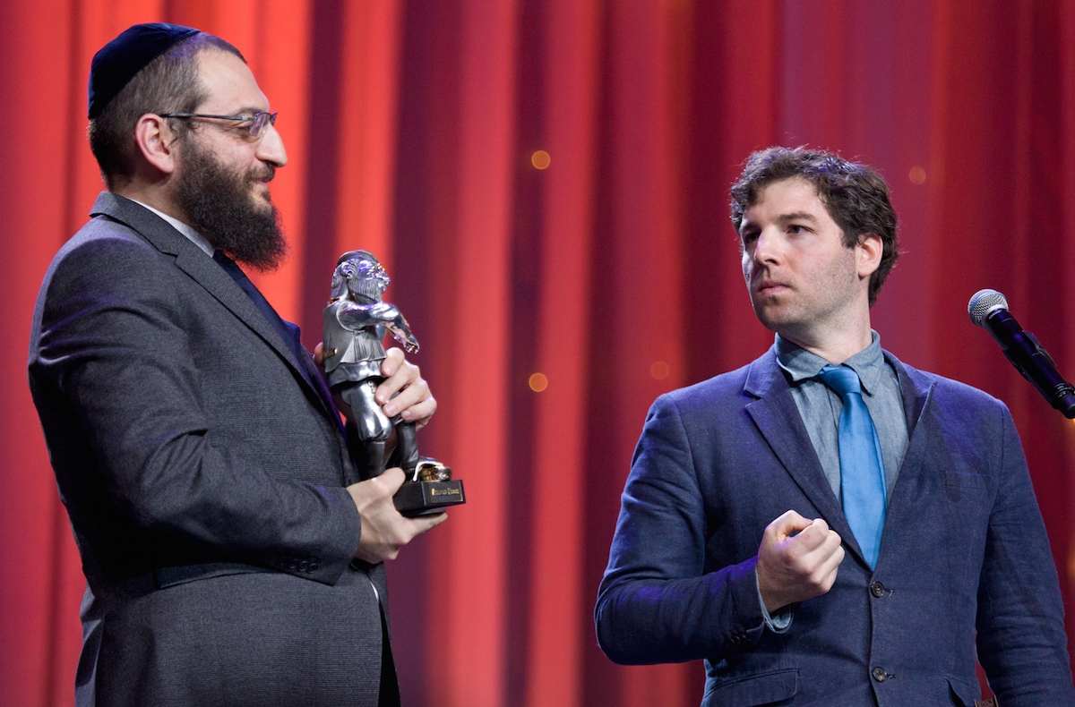 JTA's Cnaan Liphshiz accepts a Fiddler on the Roof Award from Rabbi Boruch Gorin at the Kremlin, Dec. 8, 2015. (Courtesy of Federation of Jewish Communities of Russia)