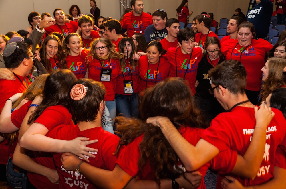 Members of USY celebrating at the United Synagogue of Conservative Judaism's 2015 convention. (Andrew Langdal)