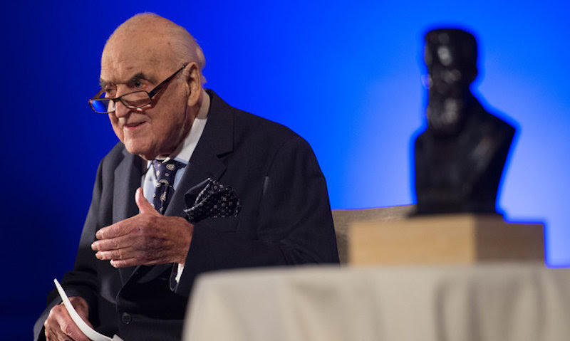 Lord Weidenfeld being presented with the WJC Theodor Herzl Award at the Victoria & Albert Museum in London, April 27, 2015 (Shahar Azran/World Jewish Congress)