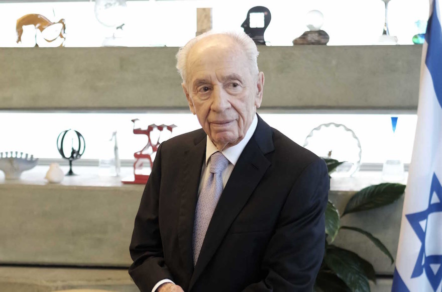 Shimon Peres in Tel Aviv, Nov. 30, 2015. (Tomer Neuberg/FLASH90)