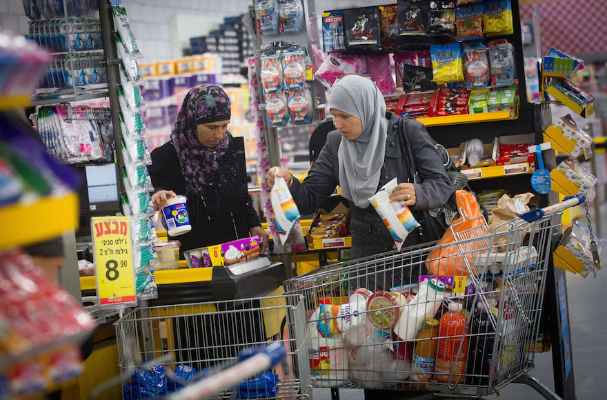 Israeli Arabs shopping at the Arab-owned King Store supermarket chain in Beer Sheva, July 27, 2015. (Miriam Alster/Flash90)