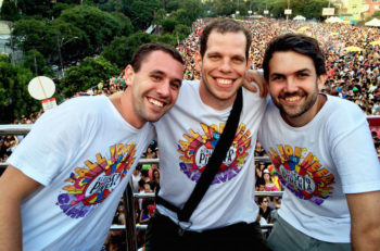 Sargento Pimenta's Jewish founders Bruno Wajsbrot, Leonardo Stul and Daniel Spector backed by a crowd of 180,000 people at their 2015 presentation. (Bloco do Sargento Pimento)