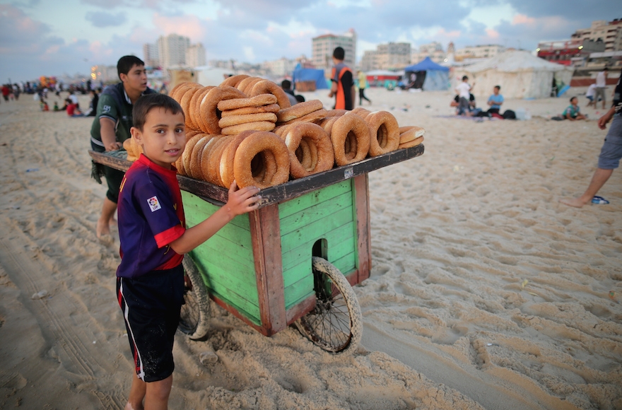 Young children selling bread snacks on Gaza beach in Gaza City, Gaza, June 13, 2015. (Christopher Furlong/Getty Images)