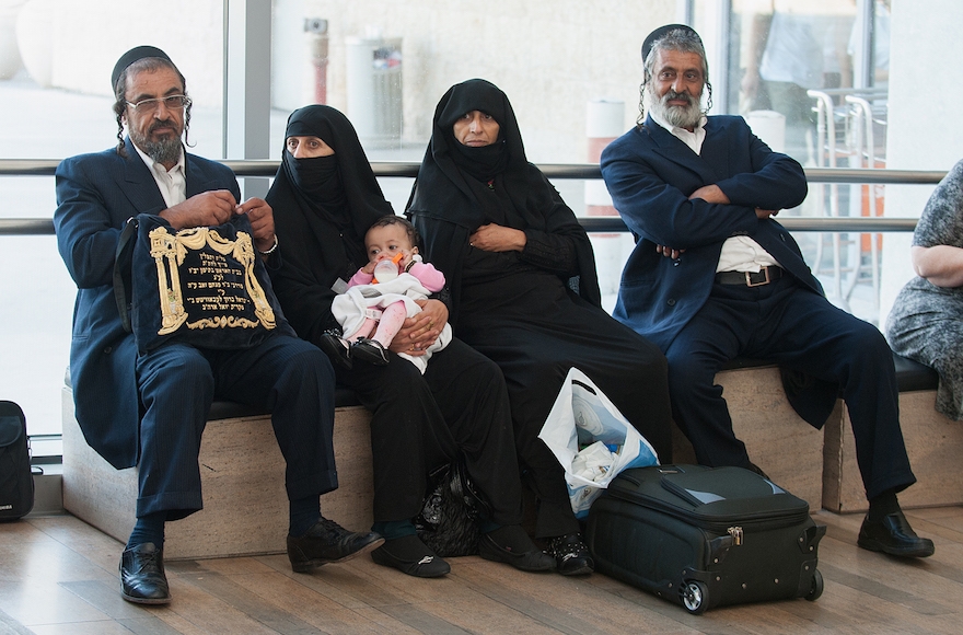 An orthodox Jewish family from Yemen arriving in Israel at Ben Gurion International Airport, August 14, 2013. (Moshik Brin/The Jewish Agency/Flash90