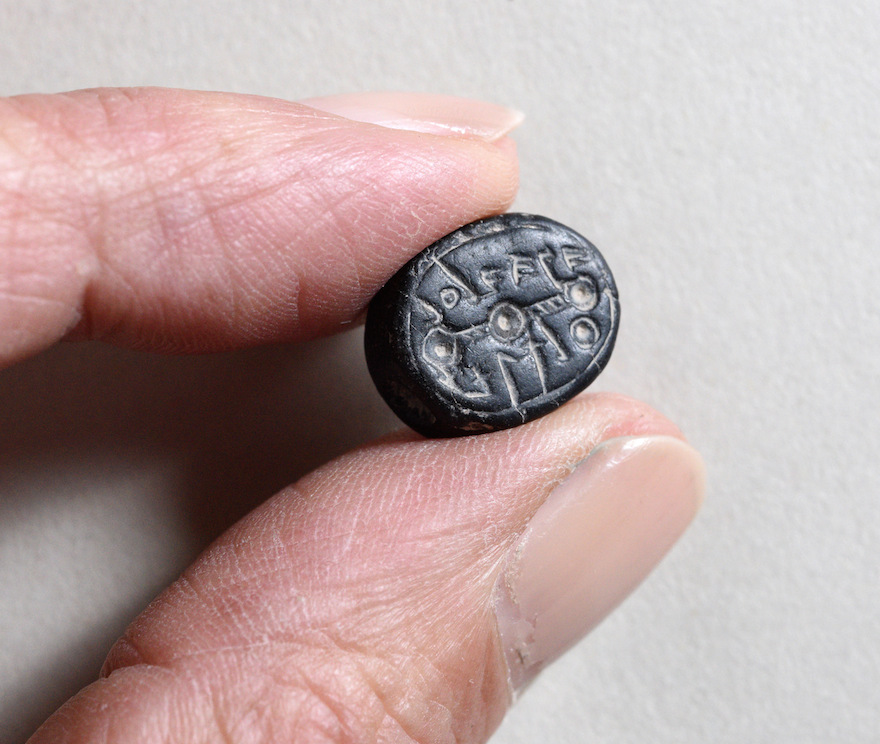 A seal bearing the inscription: “to Elihana bat Gael” Clara Amit/Israel Antiquities Authority)