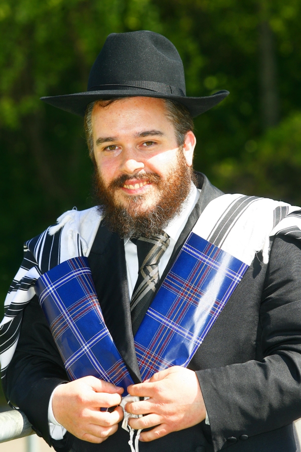 Rabbi Mendel Jacobs models the kosher tartan prayer shawl. (JewishTartan.com)