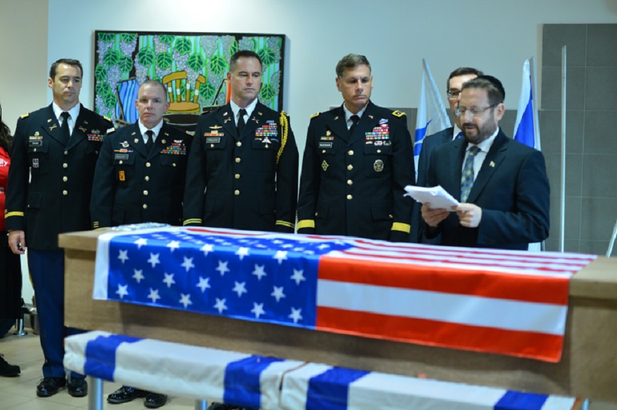 Former Knesset member Dov Lipman leading the memorial service for Taylor Force, the American killed in the Tel Aviv stabbing spree, at Ben Gurion Airport, March 11, 2016. (Flash 90)