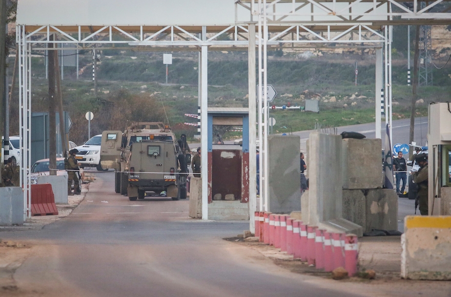 Israeli soldiers at a checkpoint near the Beit El settlement in the West Bank, Jan. 26, 2016. (Flash90)