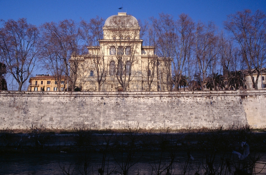  The Great Synagogue of Rome by DeAgostini/Getty Images)